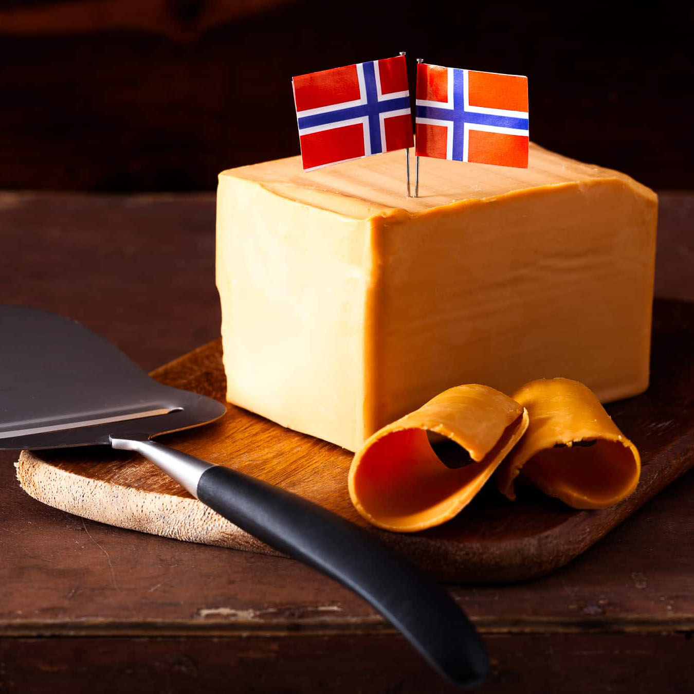 Сыр брюност купить. Норвежский сыр Брюност. Норвежский коричневый сыр. Сывороточный сыр. СВР Брюност.